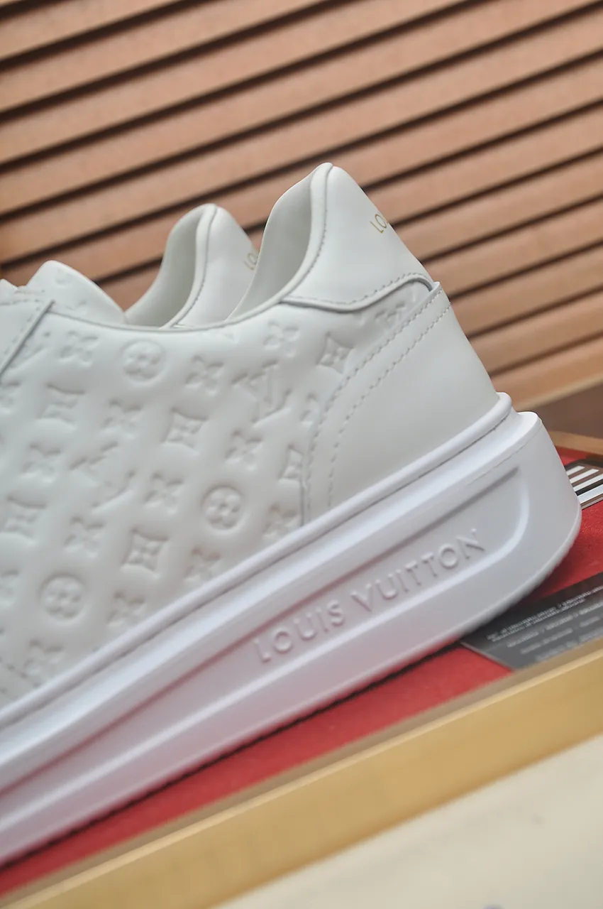 Men's men's shoes 💰640💶Original development, quality shipping, welcome to compare - LV sneaker series sports shoes introduce the loose silhouette of the ready-to-wear series into the spring and summer men's wear shows and make an eye-catching appearance. The cow leather upper is combined with rough fabric laces, and colorful beading highlights the brand's classic elements. LV letters mark the tongue and Monogram floral outsole. Mixed materials Made of top-grain cowhide, thick shoelace design, large Monogram print on the side, mesh lining and cotton feet, the comfort is as extreme as ever, premium heritage, quality first, worth owning! Size: Men’s 38-45 (45 is custom-made and cannot be returned or exchanged)